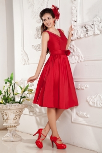 Red A-line V-neck Knee-length Taffeta Hand Made Flowers Dama Dresses for Quinceanera