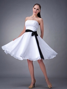 White A-line / Princess Strapless Knee-length Chiffon Sash Dama Dress