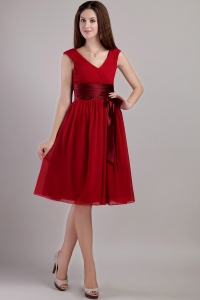 Wine Red Empire V-neck Knee-length Chiffon Sash Dama Dresses for Quinceanera