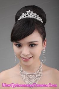 Luxurious Pearl and Alloy Dignified Ladies Tiara and Necklace