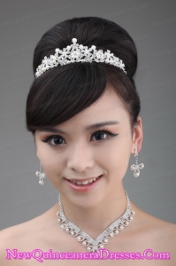 Tiara and Necklace in Luxurious Pearl and Alloy