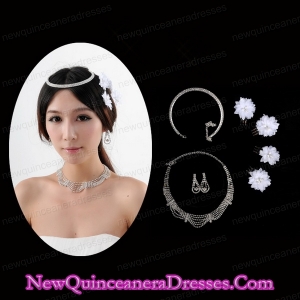 Fashionable Bracelet with Crystal Necklace and Earing Jewelry Set
