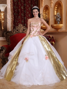 Lovely White Quinceanera Dress Strapless Organza Beading and Appliques Ball Gown