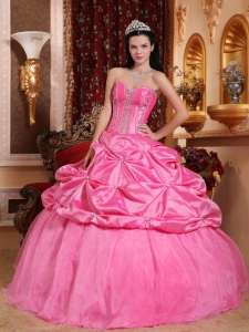 Modest Rose Pink Quinceanera Dress Sweetheart Taffeta Beading Ball Gown