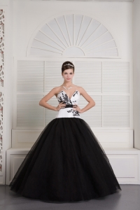 Modest Black and White Ball Gown V-neck Quinceanera Dress Tulle Embroidery Floor-length