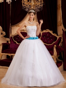 Fashionable White Quinceanera Dress Strapless Satin Appliques Ball Gown