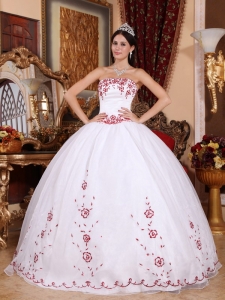 Fashionable White Quinceanera Dress Strapless Organza Embroidery Ball Gown