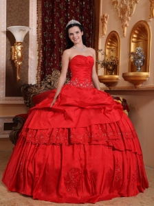 Beautiful Red Quinceanera Dress Sweetheart Taffeta Beading and Appliques Ball Gown